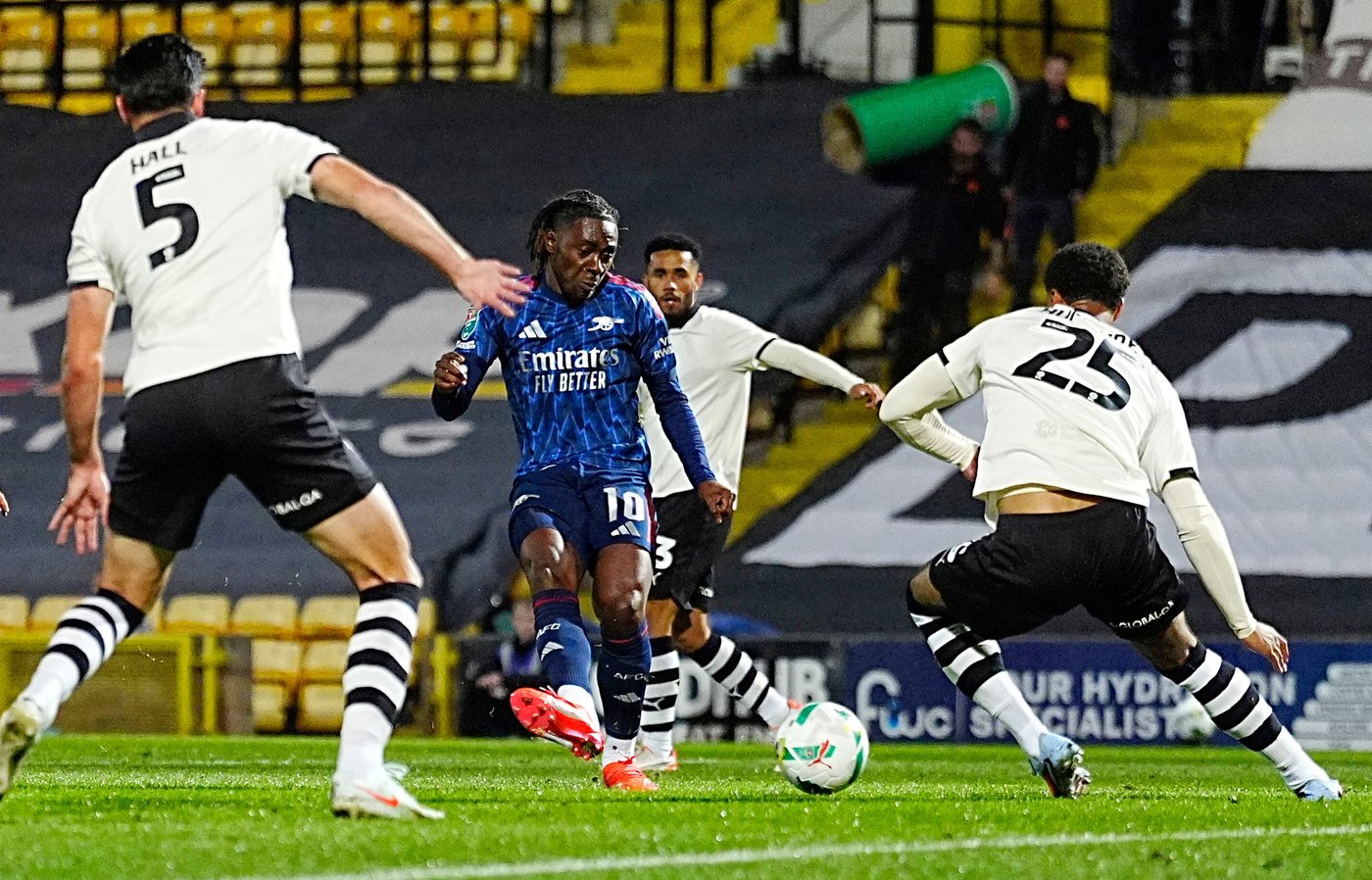 Eze scores first Arsenal goal in League Cup win. Man City, Tottenham and Newcastle also advance | iNFOnews.ca