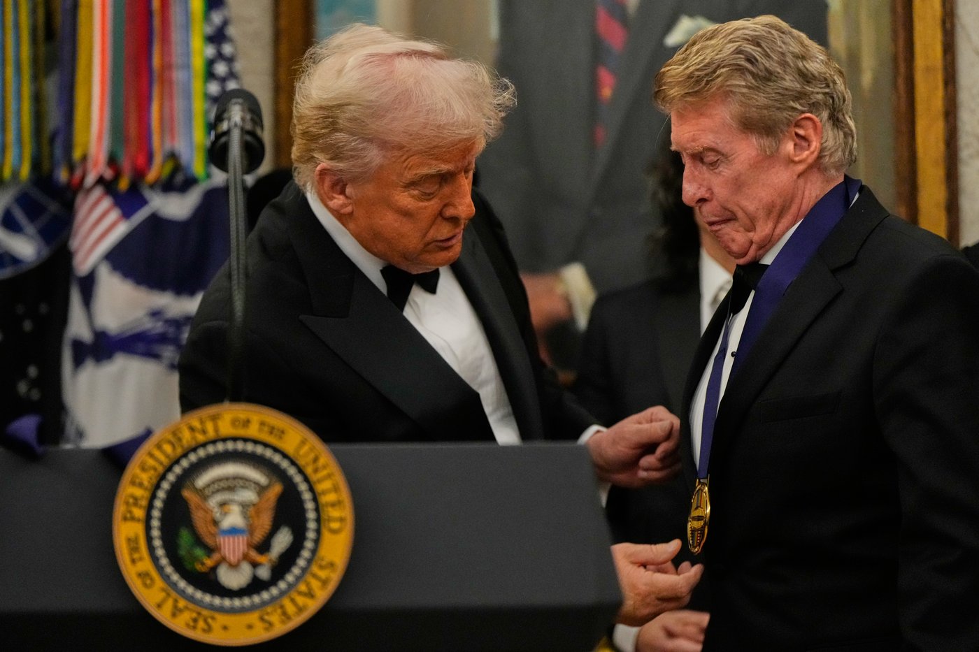 Trump awards medals to the Kennedy Center honorees in an Oval Office ceremony | iNFOnews.ca Trump awards medals to the Kennedy Center honorees in an Oval Office ceremony | iNFOnews.ca