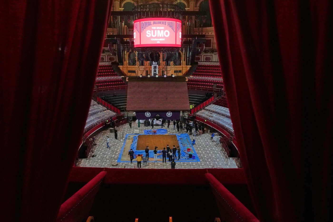 Photos show Sumo wrestlers bring 1,500 years of tradition to London's Royal Albert Hall | iNFOnews.ca
