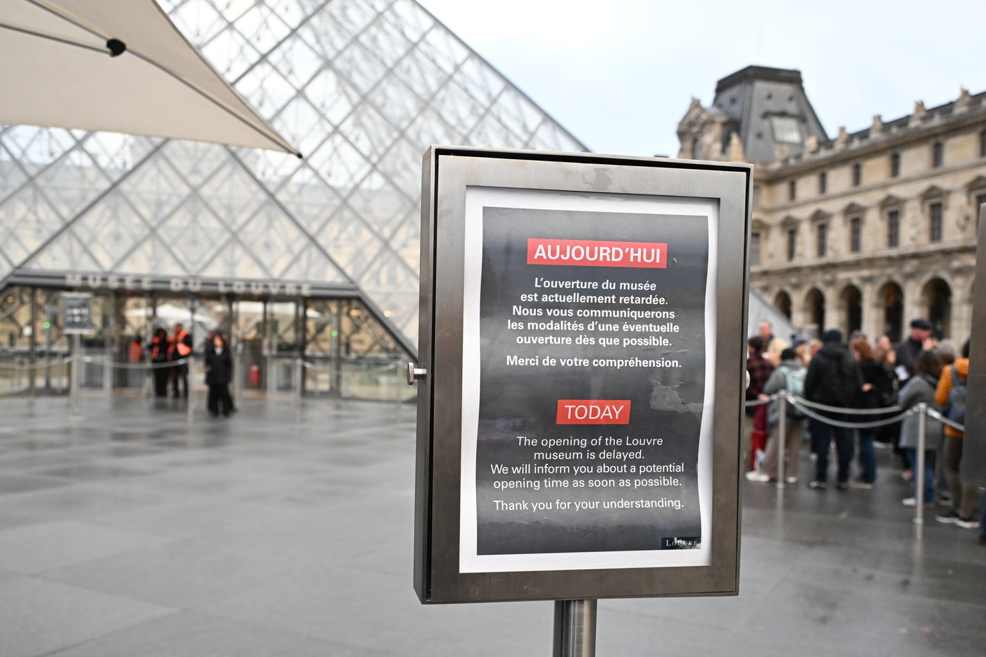 Louvre remains closed one day after jewel heist | iNFOnews.ca Louvre remains closed one day after jewel heist | iNFOnews.ca