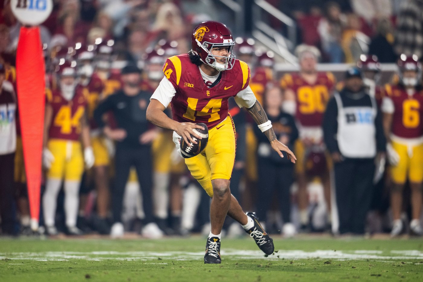 Makai Lemon catches big TD pass after benching, and No. 19 USC races past rival UCLA 29-10 | iNFOnews.ca