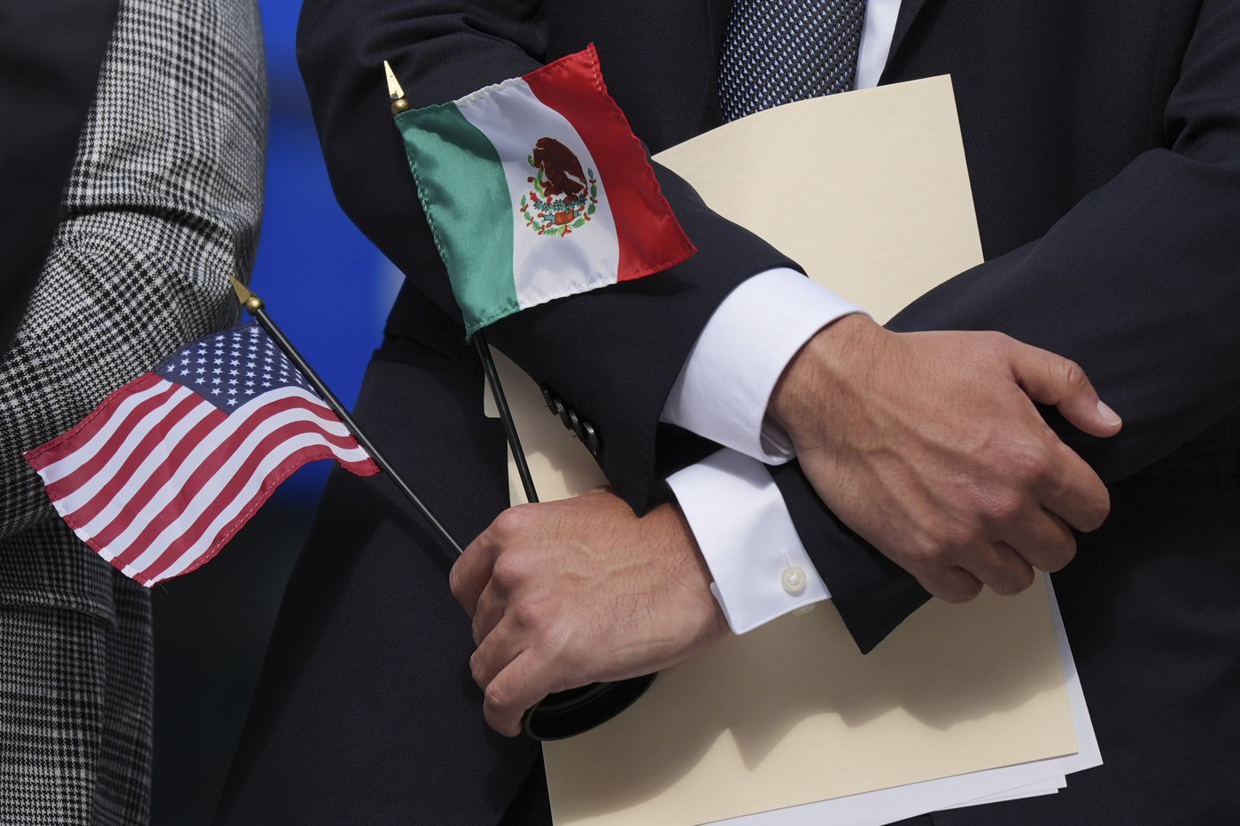 Trump's promised immigration crackdown in Chicago could last about six weeks, suburban official says | iNFOnews.ca Trump's promised immigration crackdown in Chicago could last about six weeks, suburban official says | iNFOnews.ca