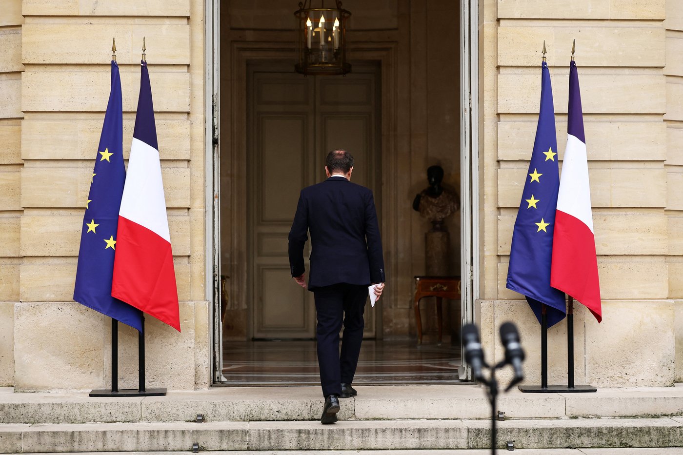 French PM resigns hours after naming government, plunging France further into political chaos | iNFOnews.ca