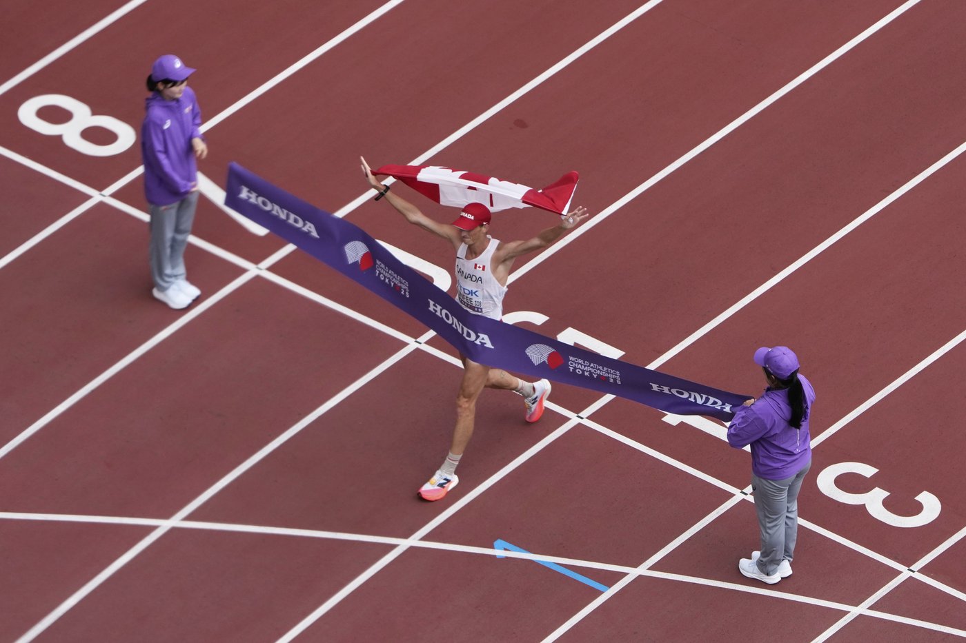Dunfee wins gold in 35K race walk at World Athletics Championships | iNFOnews.ca
