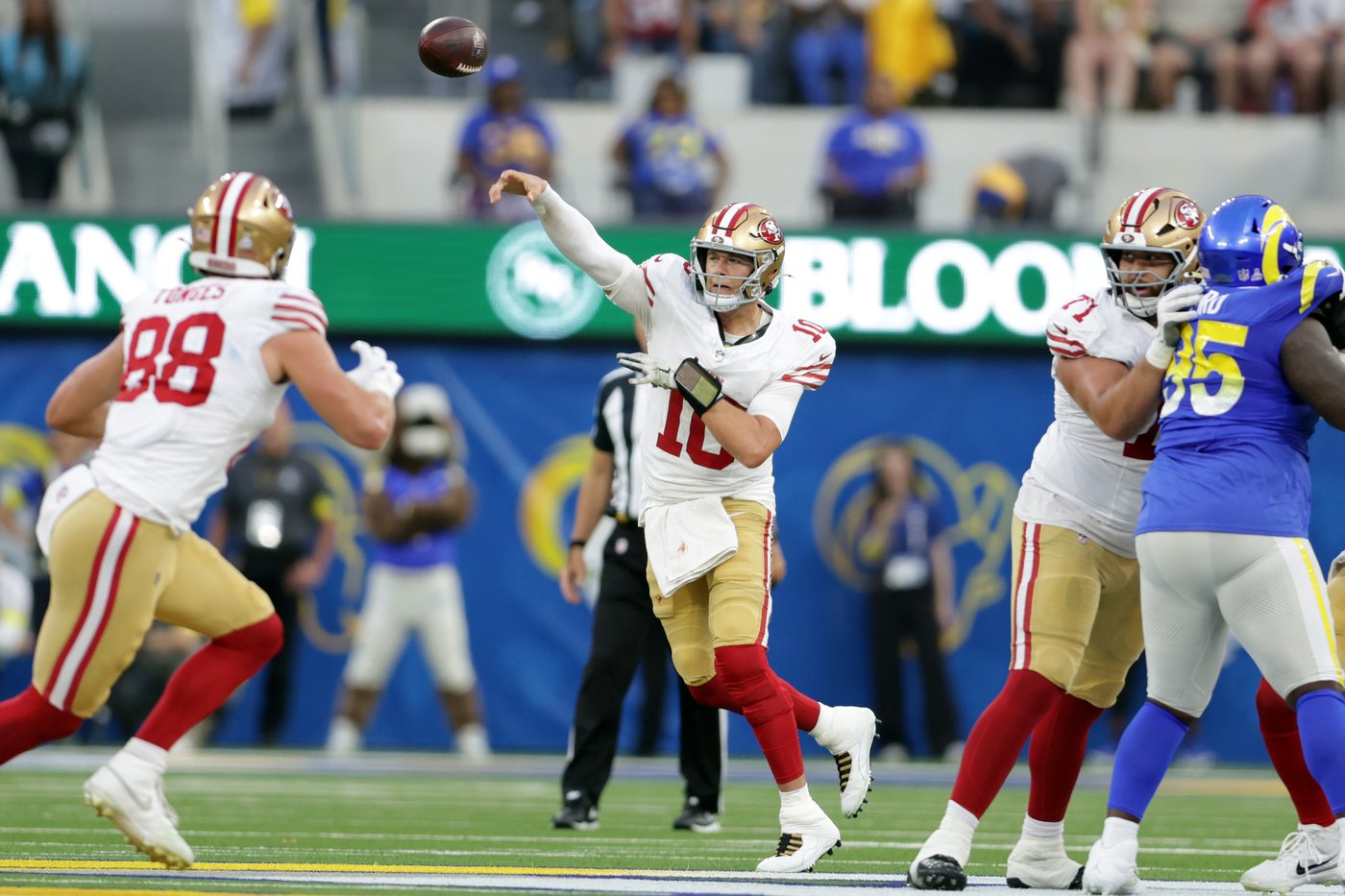 Mac Jones returns after 49ers QB appears to hurt his left knee against Rams | iNFOnews.ca