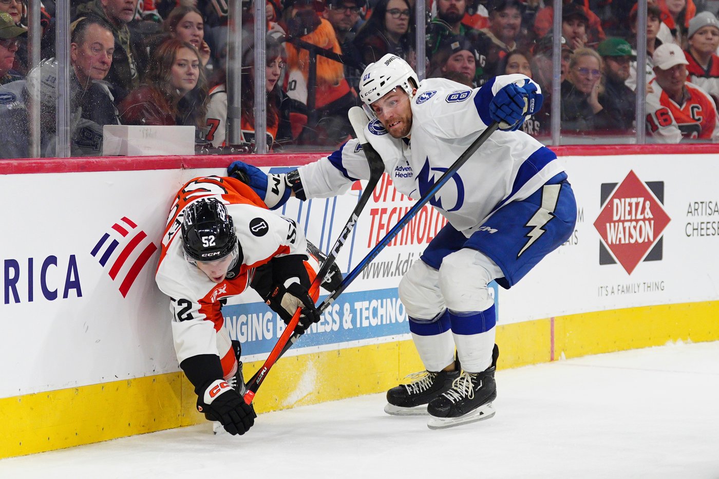 Kucherov scores on 1st 2 shots, Lightning beat Flyers 7-2 for 9th straight win | iNFOnews.ca