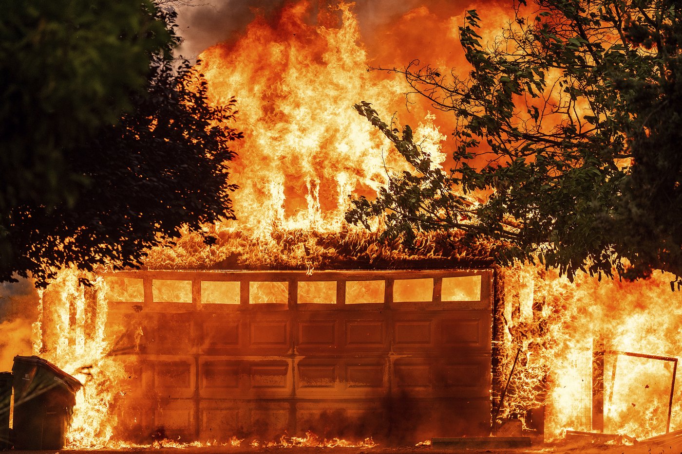 A wildfire sweeps through a historic California gold-mining town in photos | iNFOnews.ca