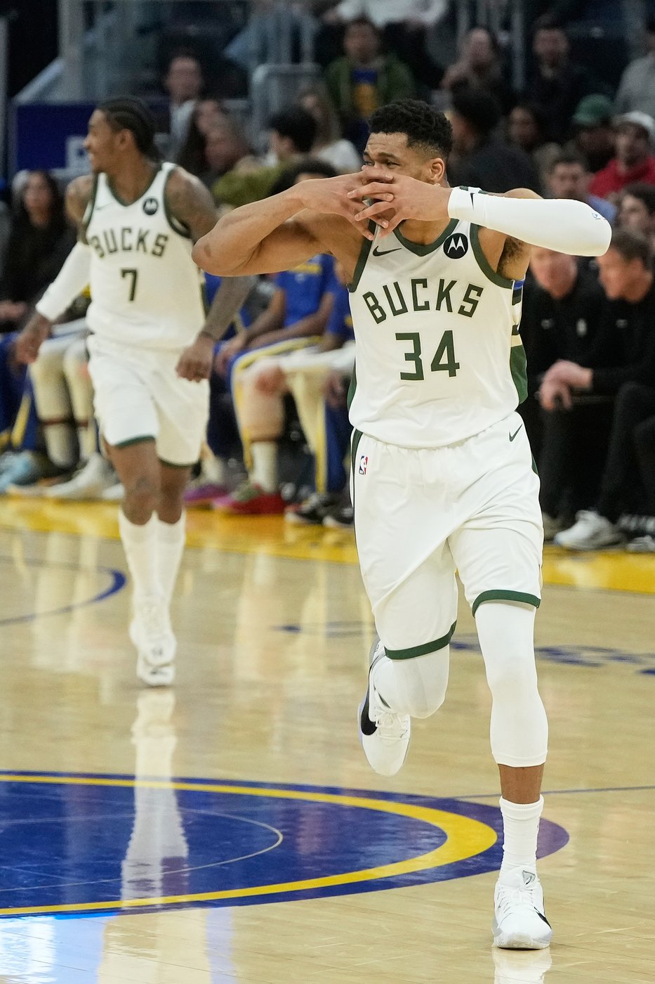 Stephen Curry, Jimmy Butler lead Warriors past Bucks, 120-113 | iNFOnews.ca