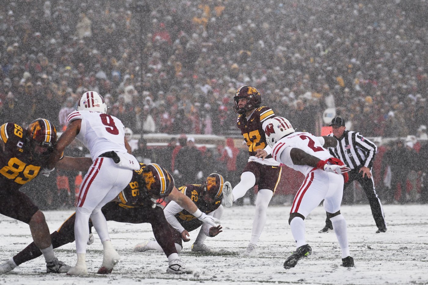 Minnesota keeps Paul Bunyan's Axe with a 17-7 win in the snow over Wisconsin | iNFOnews.ca