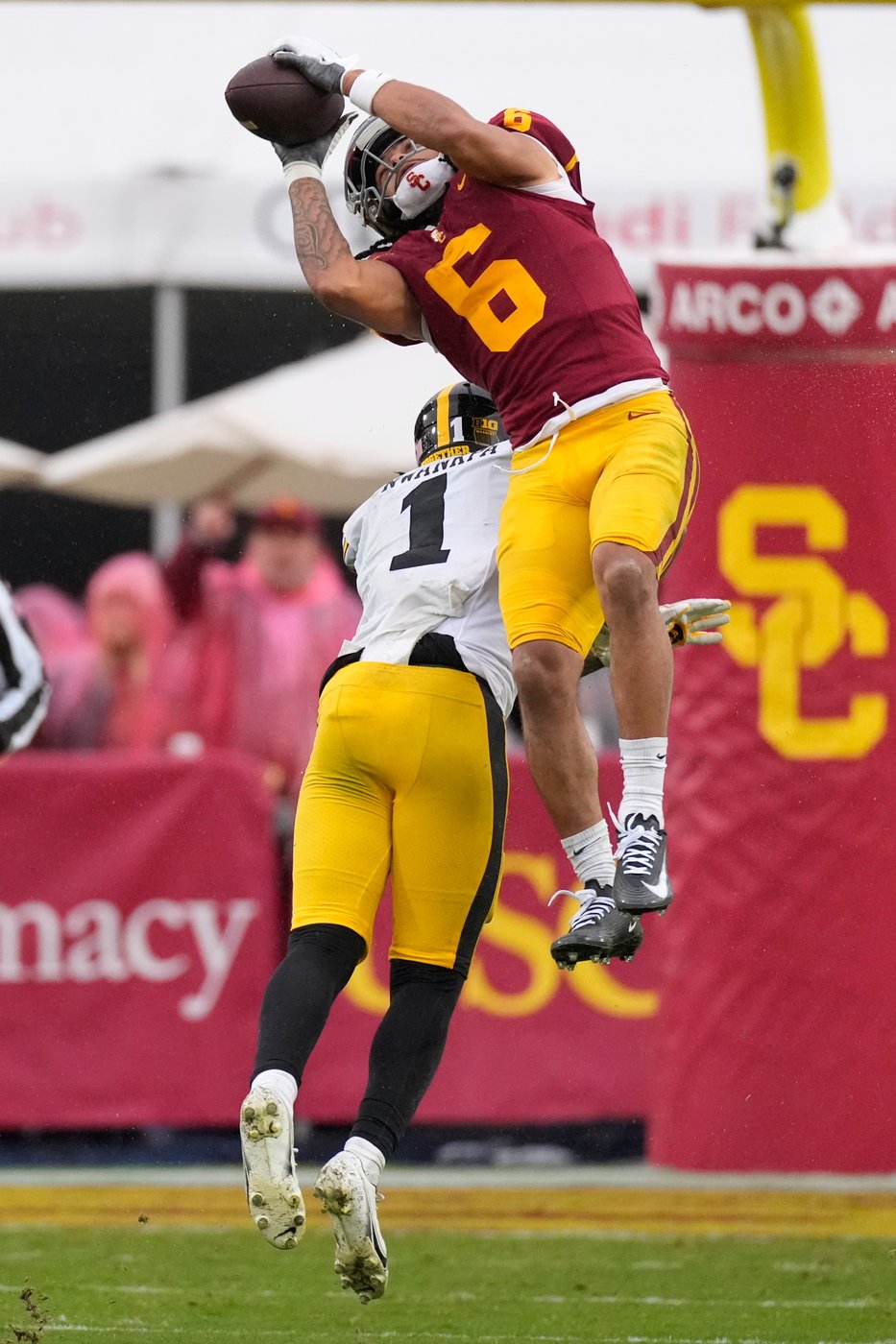 No. 17 Southern California scores final 19 points, keeps CFP hopes alive with 26-21 win over Iowa | iNFOnews.ca No. 17 Southern California scores final 19 points, keeps CFP hopes alive with 26-21 win over Iowa | iNFOnews.ca