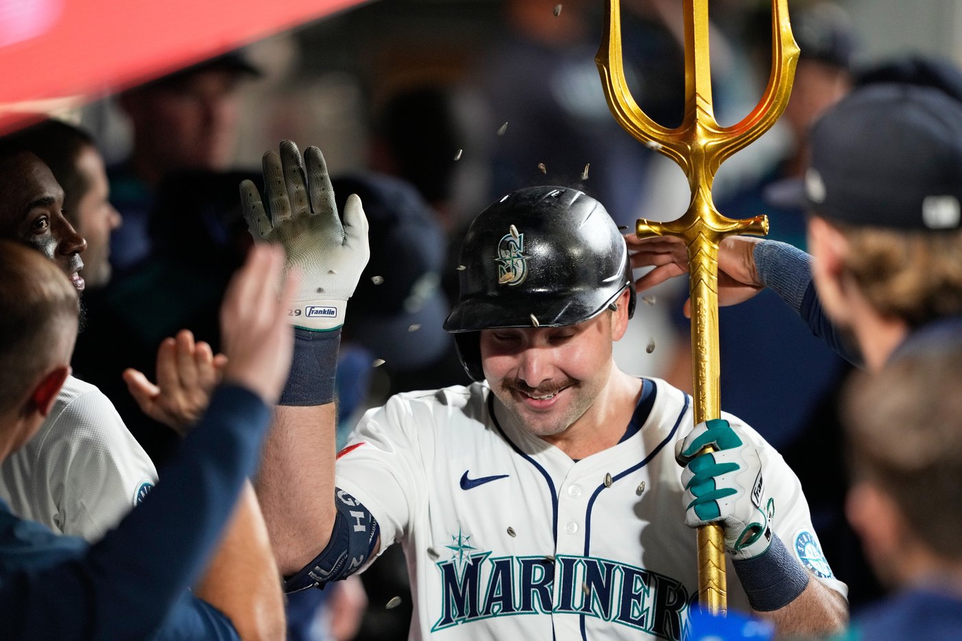 Cal Raleigh hits MLB-leading 59th and 60th homers to help the Mariners wrap up AL West | iNFOnews.ca