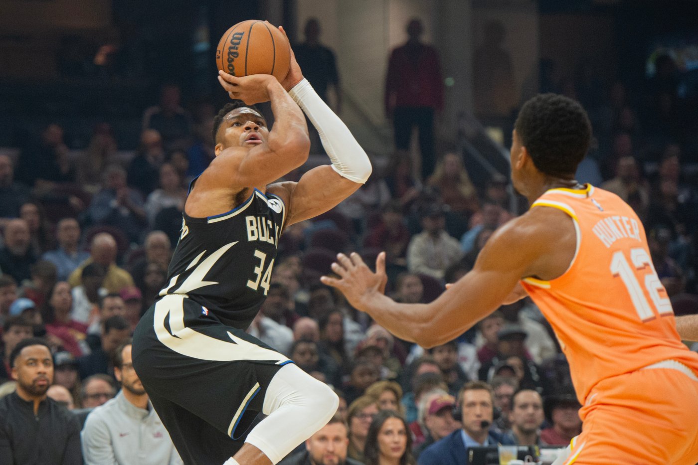 Bucks' Giannis Antetokounmpo leaves game early vs. Cavaliers due to a left groin strain | iNFOnews.ca