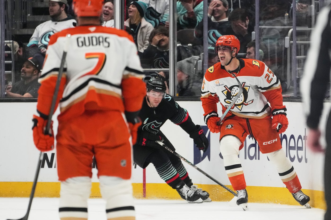 Ducks beat Kraken 4-2 for 6th straight victory following 9-game losing streak | iNFOnews.ca