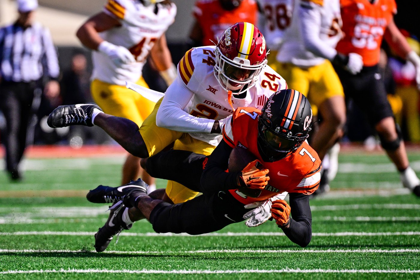 Becht throws for 1 touchdown, Sama runs for another, and Iowa State turns back Oklahoma State 20-13 | iNFOnews.ca