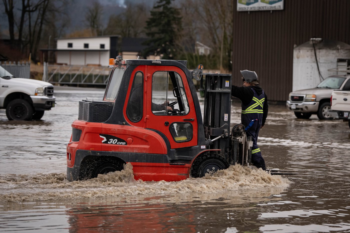Floodwaters rising in B.C.'s Fraser Valley, pushing more people out | iNFOnews.ca Floodwaters rising in B.C.'s Fraser Valley, pushing more people out | iNFOnews.ca