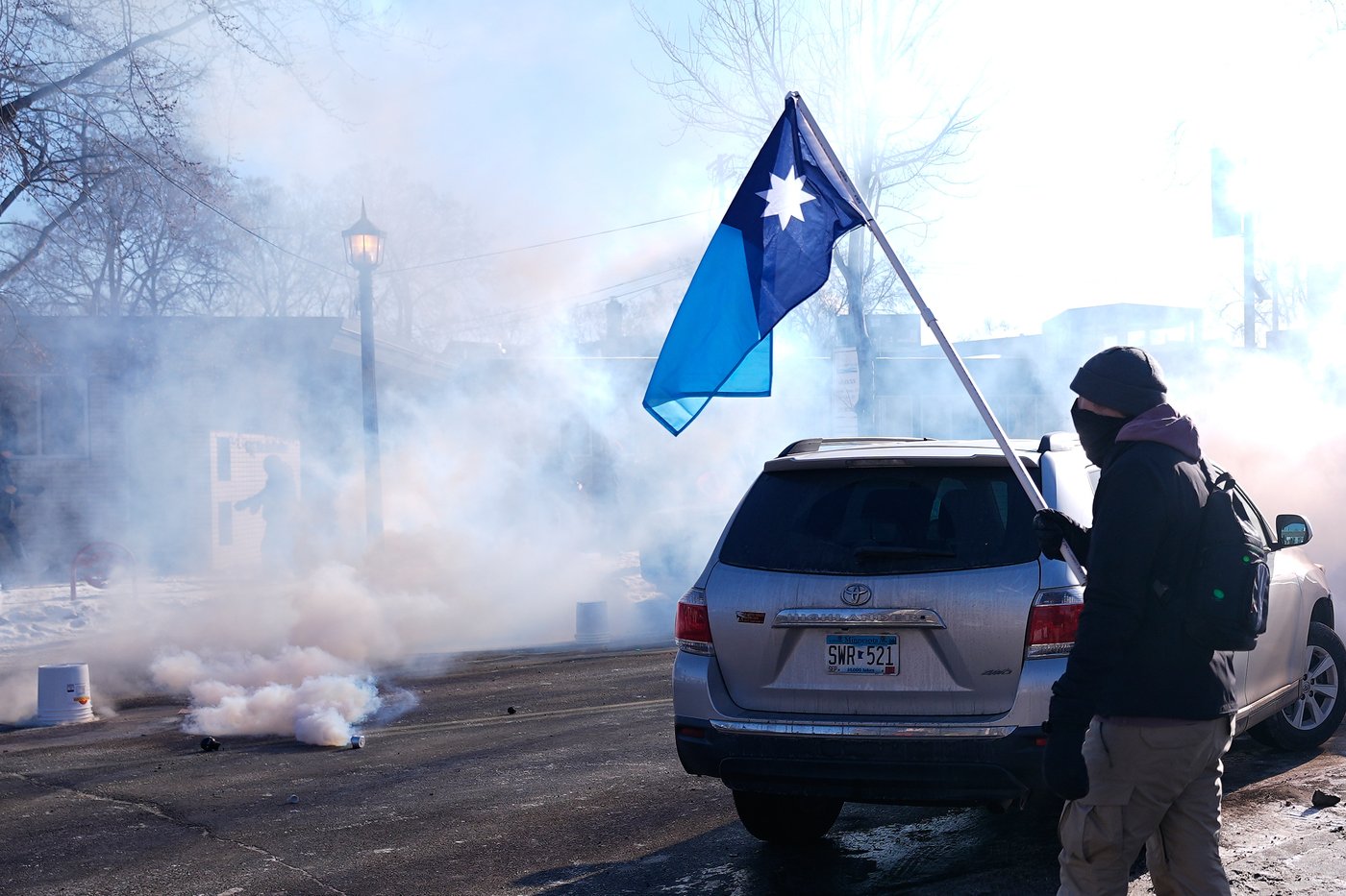 Officers react with crowd after man was killed in Minneapolis amid immigration crackdown, in photos | iNFOnews.ca