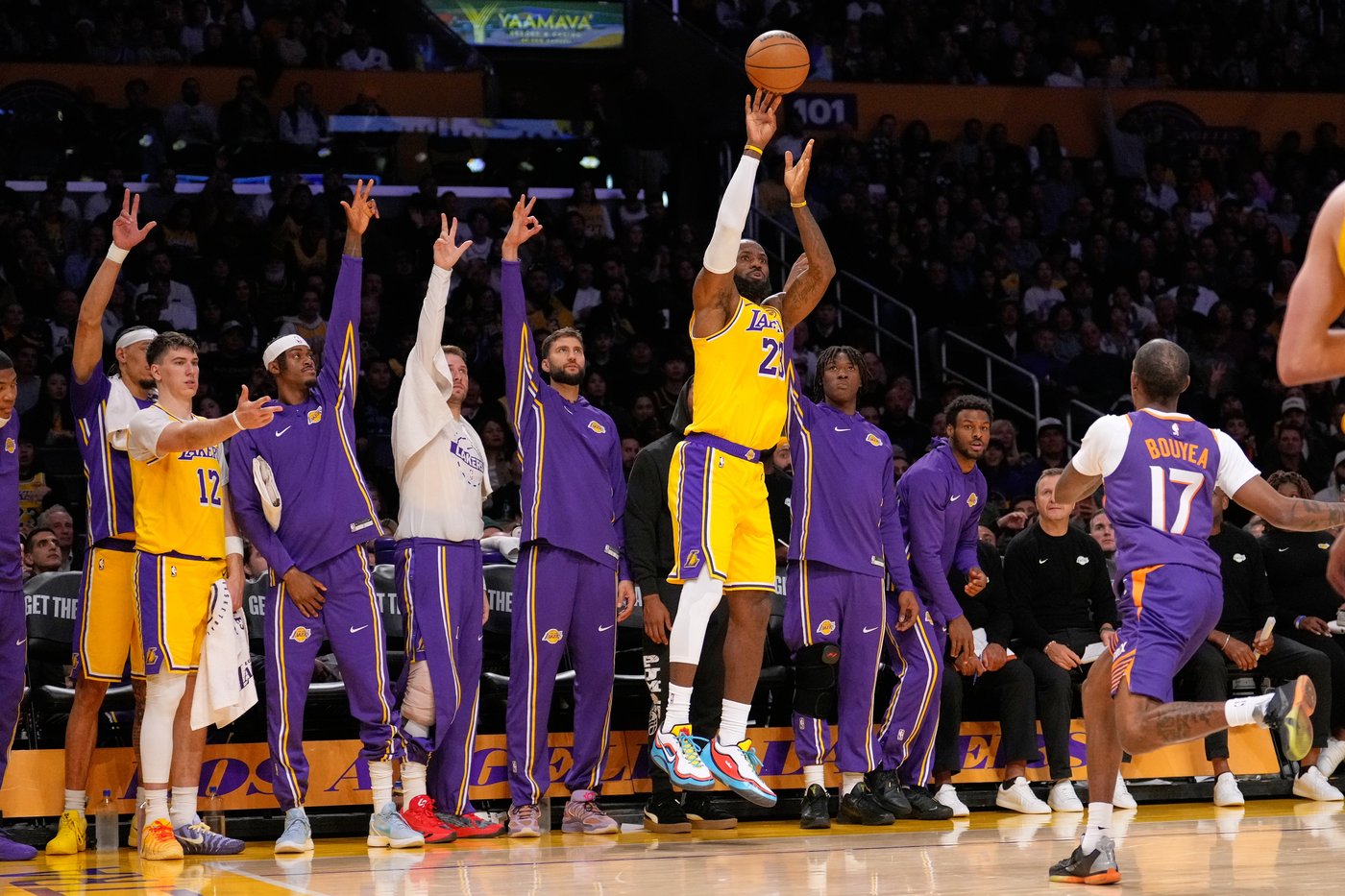 Suns snap Lakers' 7-game winning streak with 125-108 victory despite Booker's early exit | iNFOnews.ca