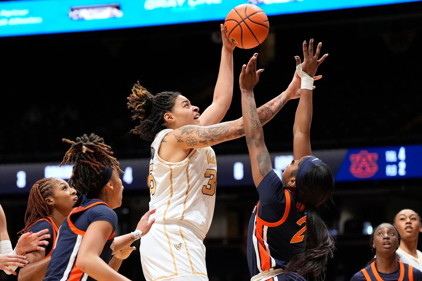 Blakes scores 20, No. 5 Vanderbilt moves to 20-0 in win over Auburn | iNFOnews.ca Blakes scores 20, No. 5 Vanderbilt moves to 20-0 in win over Auburn | iNFOnews.ca