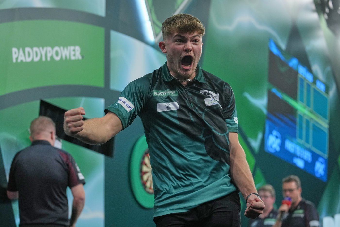 Costumes and competitors light up the World Darts Championships in London, in photos | iNFOnews.ca