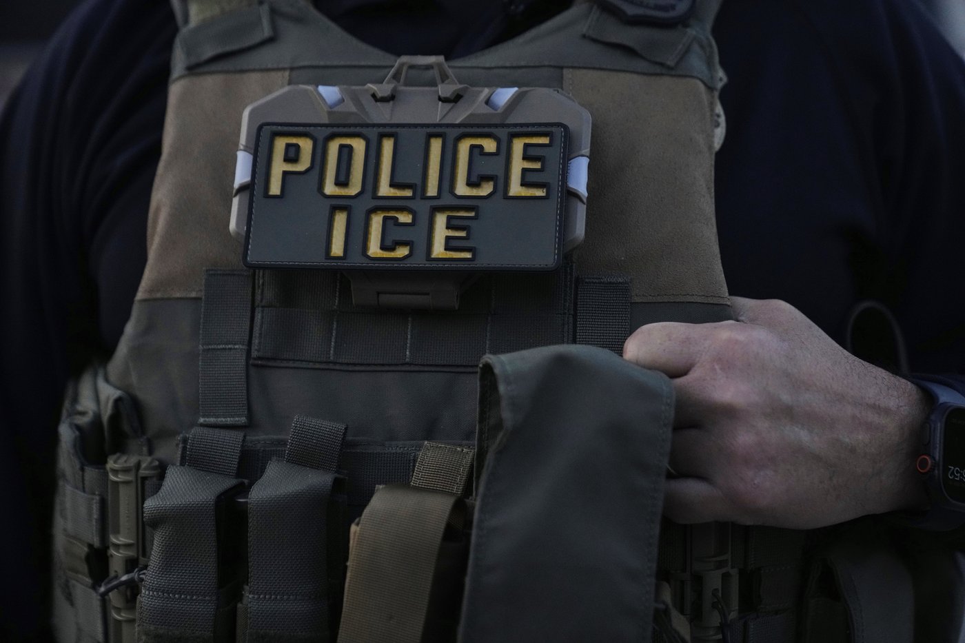 ICE denies using excessive force as it broadens immigration arrests in Chicago | iNFOnews.ca