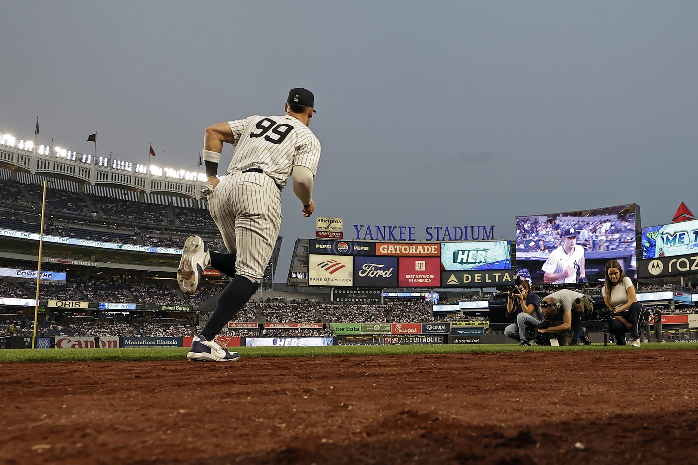 Aaron Judge throws gingerly in first outfield appearance since July 25, but insists arm is 100% | iNFOnews.ca