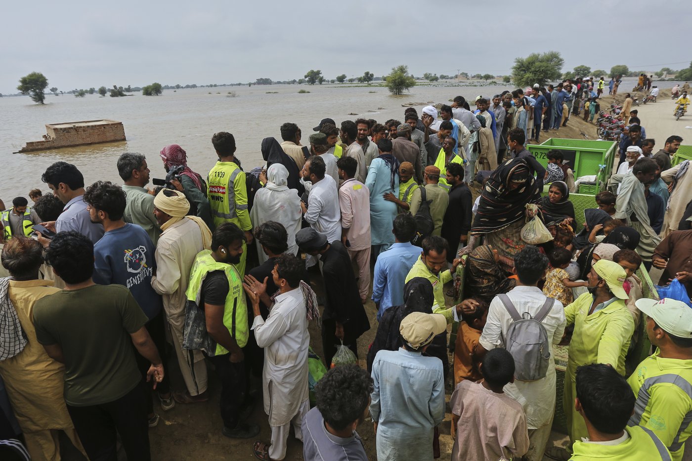 Pakistan evacuates 25,000 people from eastern city as rivers threaten flooding | iNFOnews.ca