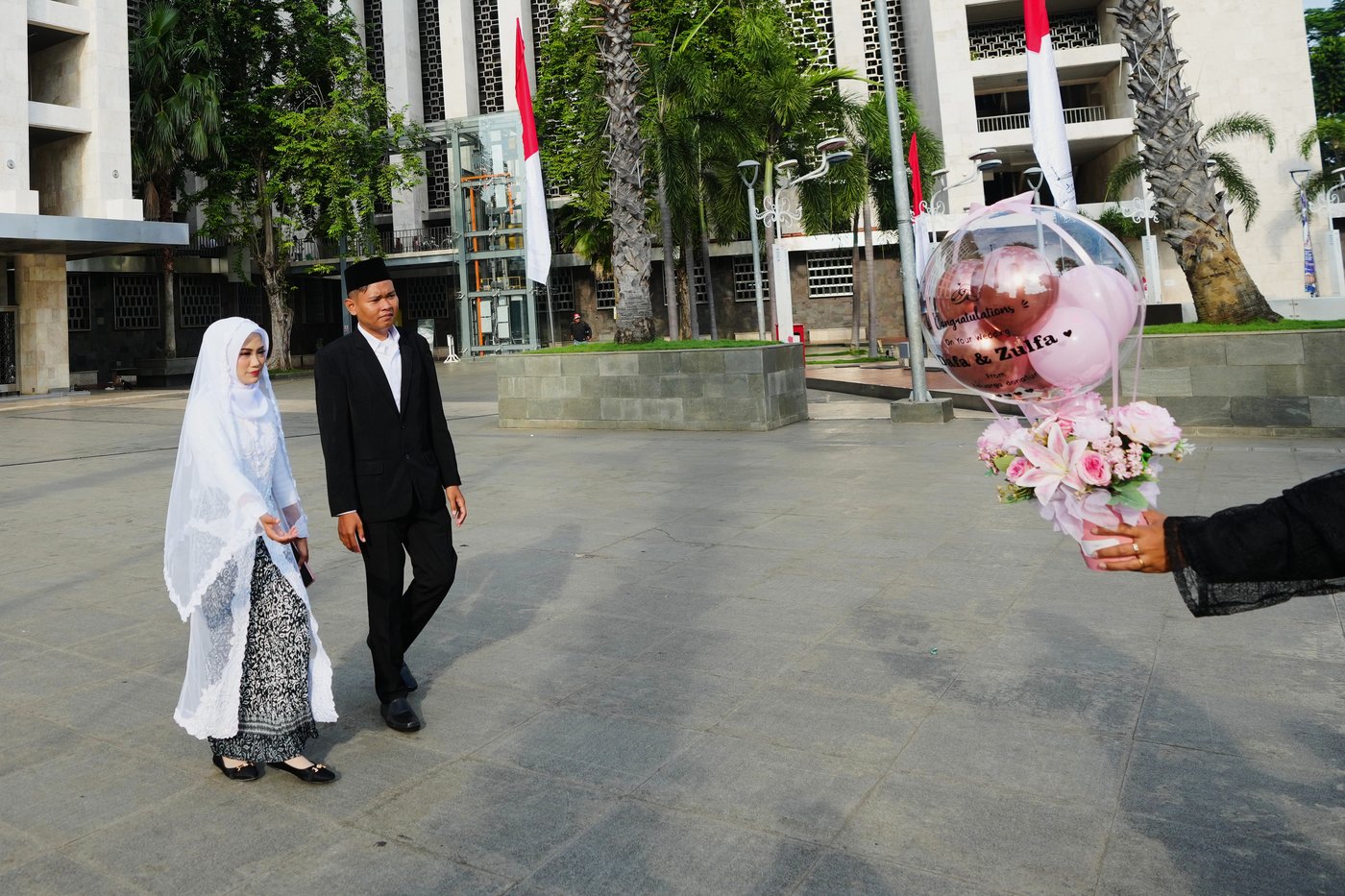Photos capture the moment 51 couples tie the knot in Indonesian mass wedding ceremony | iNFOnews.ca