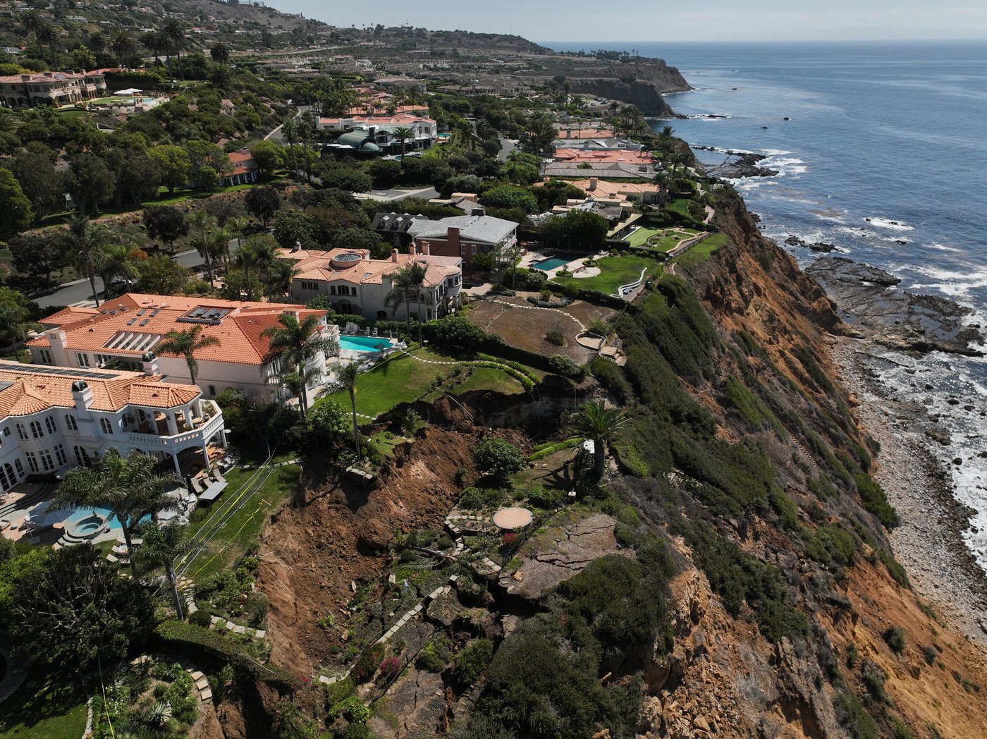 Hundreds of feet of coastal bluff in California fell toward the ocean in landslide-stricken town | iNFOnews.ca