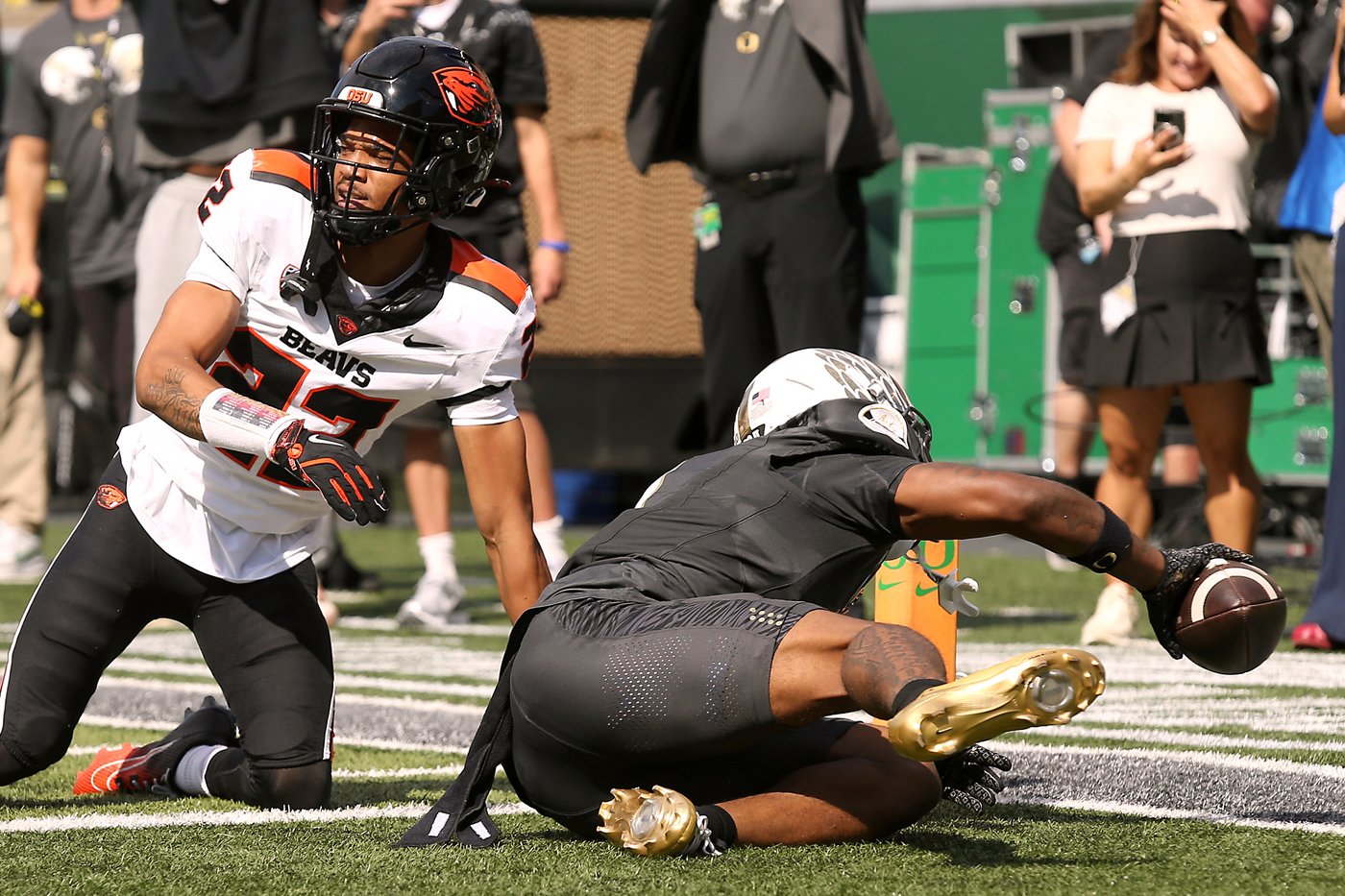 Moore throws career-best 4 TDs and No. 6 Oregon beats rival Oregon State 41-7 | iNFOnews.ca Moore throws career-best 4 TDs and No. 6 Oregon beats rival Oregon State 41-7 | iNFOnews.ca