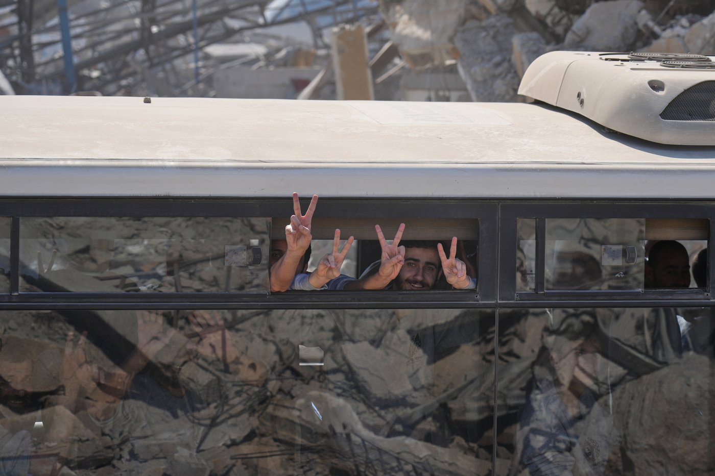 Israelis and Palestinians rejoice as hostages are released and prisoners freed, in photos | iNFOnews.ca