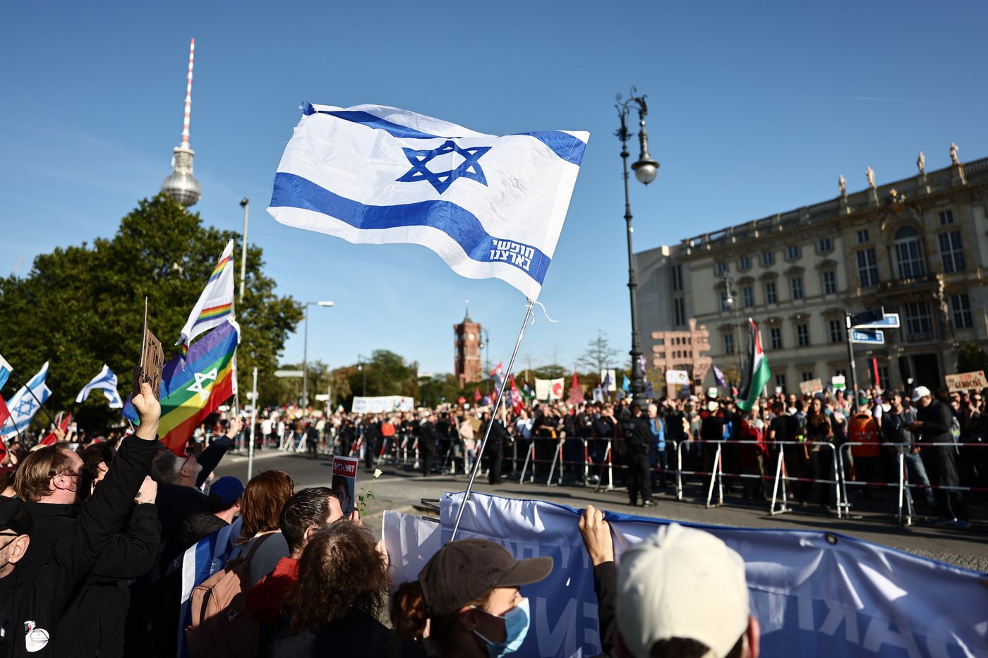 Tens of thousands protest in Berlin and call for end to the Israel-Hamas war | iNFOnews.ca