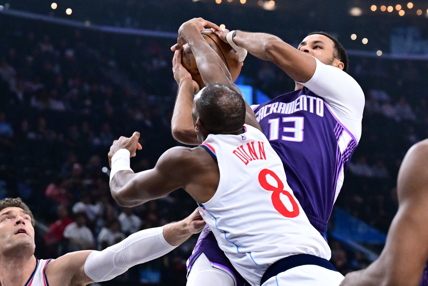 Leonard scores 33 as Clippers extend win streak to 5 with 131-90 rout of Kings | iNFOnews.ca
