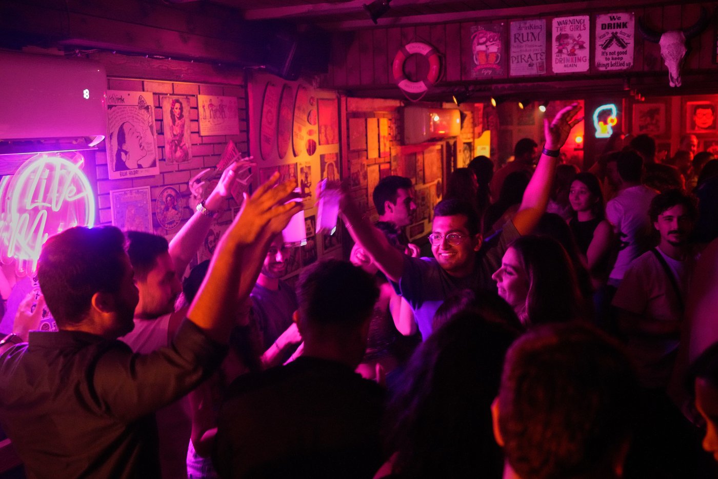 Photos show Syrians enjoying a night out in Damascus despite some crackdowns | iNFOnews.ca