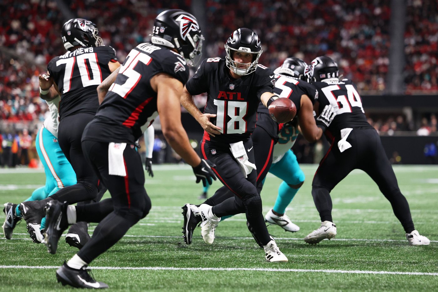 Tua Tagovailoa throws 4 TD passes as Dolphins overwhelm Falcons 34-10 to end 3-game losing streak | iNFOnews.ca Tua Tagovailoa throws 4 TD passes as Dolphins overwhelm Falcons 34-10 to end 3-game losing streak | iNFOnews.ca