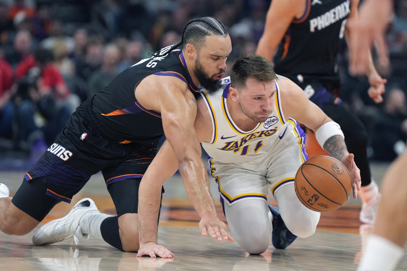 LeBron James hits 2 late free throws, Lakers beat Suns 116-114 after blowing 20-point lead | iNFOnews.ca LeBron James hits 2 late free throws, Lakers beat Suns 116-114 after blowing 20-point lead | iNFOnews.ca