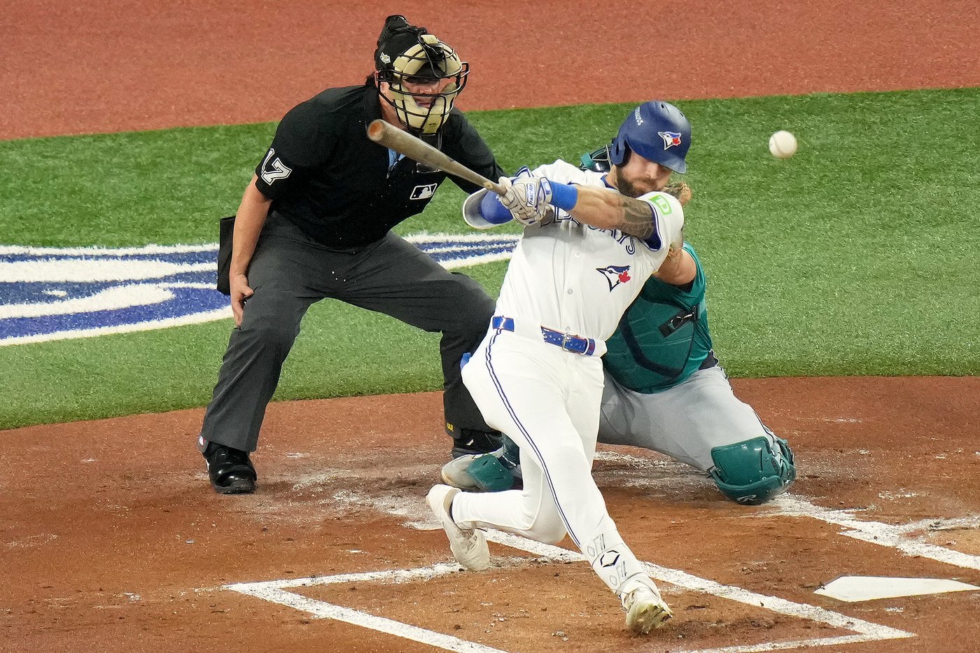 Photo Gallery: Blue Jays force Game 7 in ALCS with 6-2 win | iNFOnews.ca