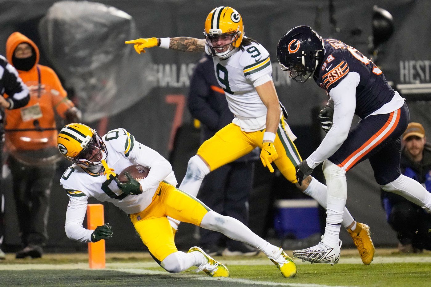 Caleb Williams rallies Bears from 18 points down for 31-27 playoff win over rival Packers | iNFOnews.ca