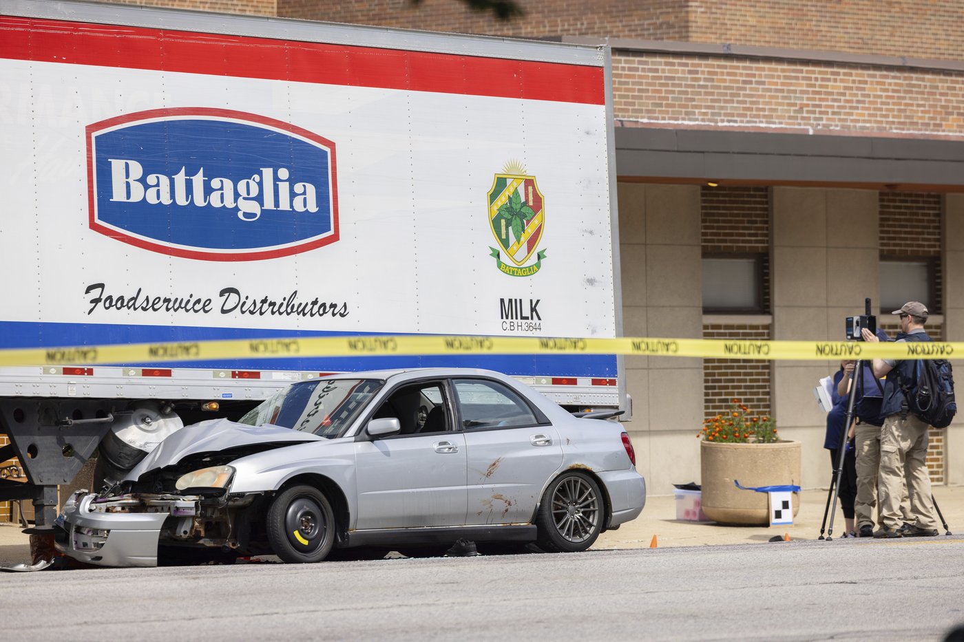 ICE officer fatally shoots suspect after being dragged by car near Chicago, officials say | iNFOnews.ca ICE officer fatally shoots suspect after being dragged by car near Chicago, officials say | iNFOnews.ca