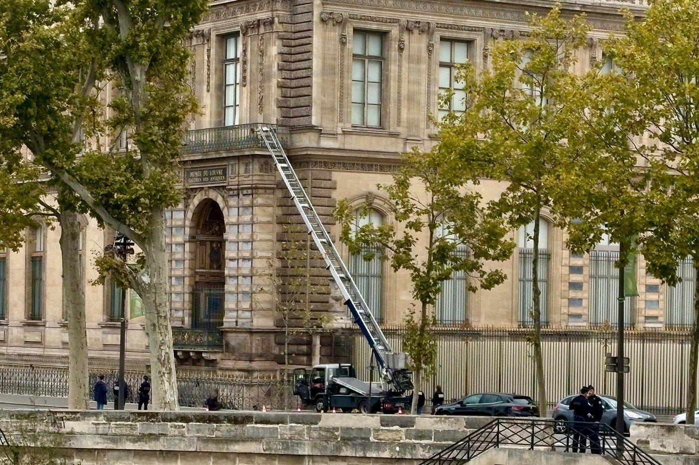 Thieves strike Louvre in brazen jewel heist as the world’s most visited museum shuts | iNFOnews.ca Thieves strike Louvre in brazen jewel heist as the world’s most visited museum shuts | iNFOnews.ca