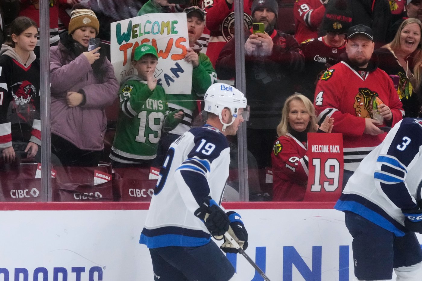 Jonathan Toews gets standing ovation in return to Chicago with Winnipeg Jets | iNFOnews.ca
