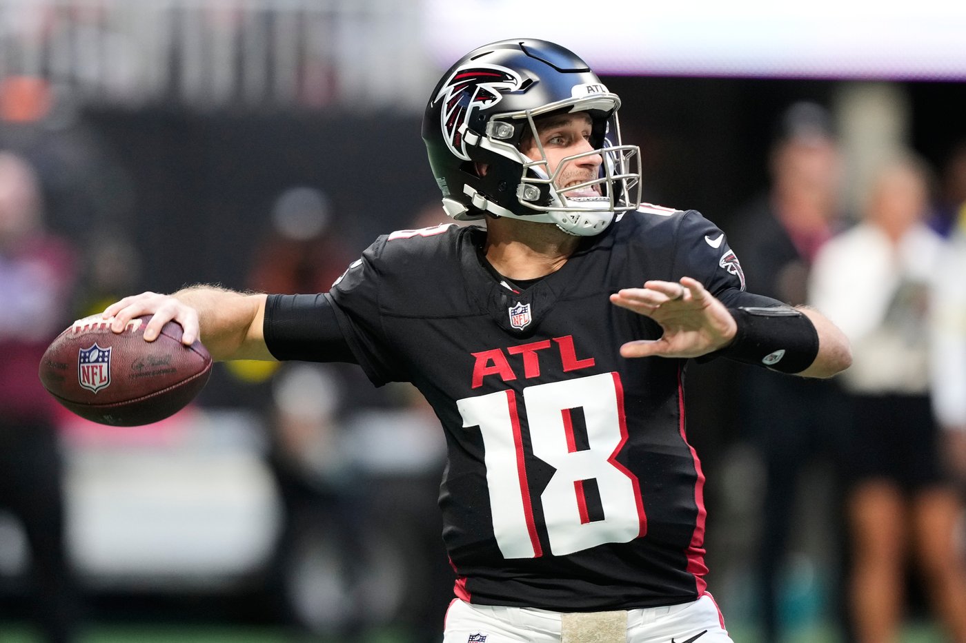 Falcons QB Michael Penix injures knee against Panthers and replaced by Kirk Cousins | iNFOnews.ca