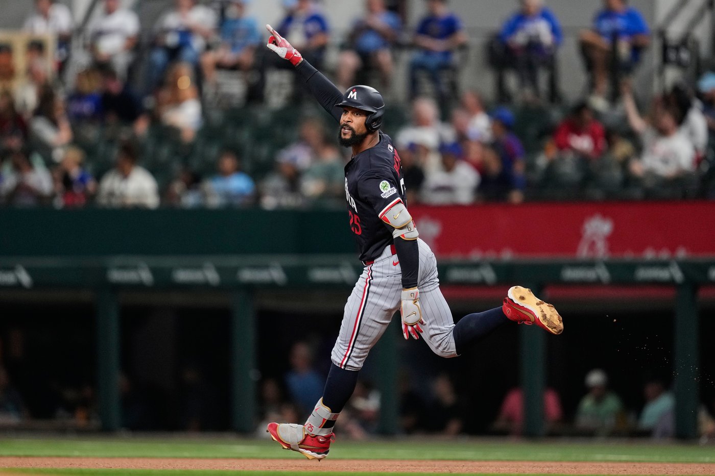 Rangers get strong finale from deGrom and top Twins 4-2 to stop 8-game skid | iNFOnews.ca
