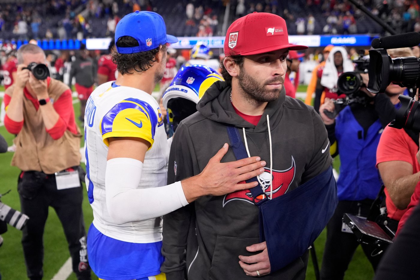 Buccaneers QB Baker Mayfield suffers sprained left shoulder in loss to Rams | iNFOnews.ca