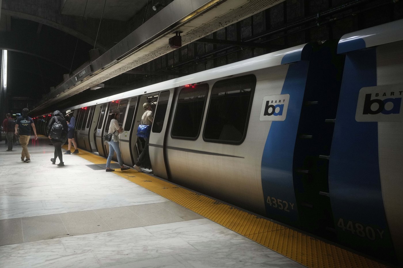 San Francisco Bay Area commuter trains shut down for 7 hours because of computer issue | iNFOnews.ca San Francisco Bay Area commuter trains shut down for 7 hours because of computer issue | iNFOnews.ca