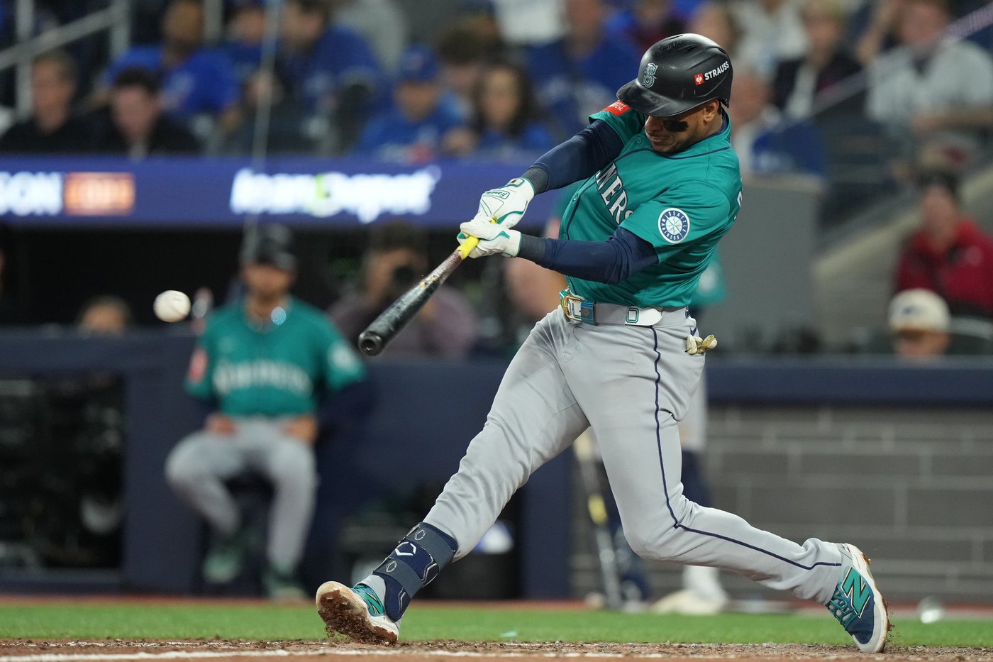 Photo Gallery: Mariners beat Jays 10-3, lead ALCS 2-0 | iNFOnews.ca