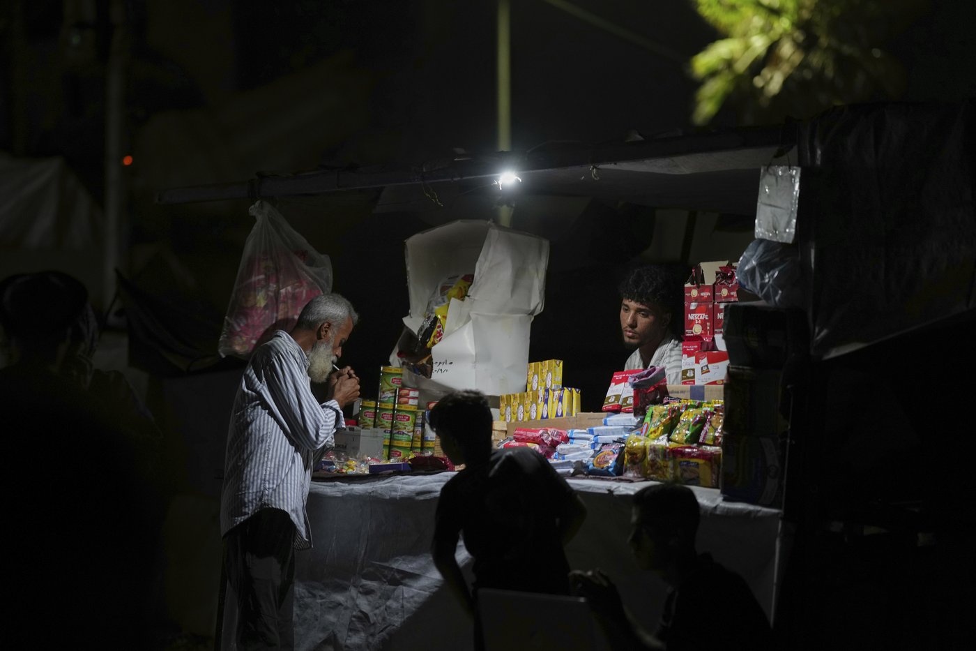 Photos in Gaza City, where the beach offers fleeting respite as war and famine grind on | iNFOnews.ca