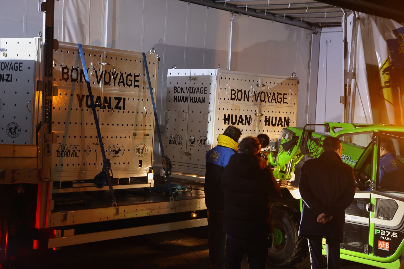 France says 'bon voyage' to 2 giant pandas as they head back to China | iNFOnews.ca