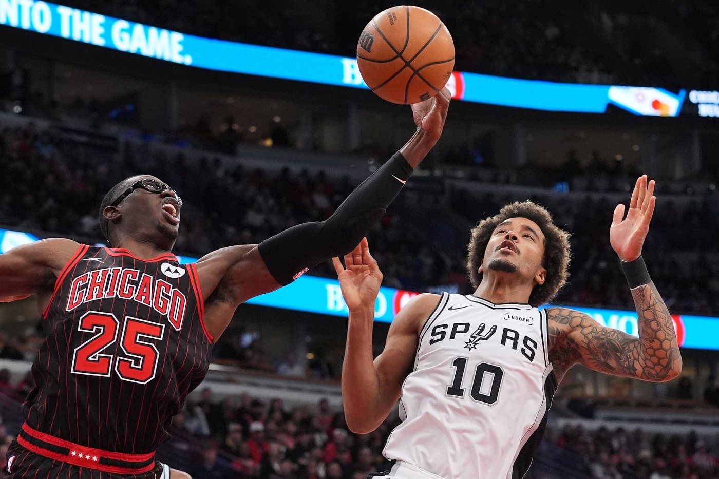 Wembanyama scores 38 points as the Spurs rally past the Bulls for a 121-117 victory | iNFOnews.ca