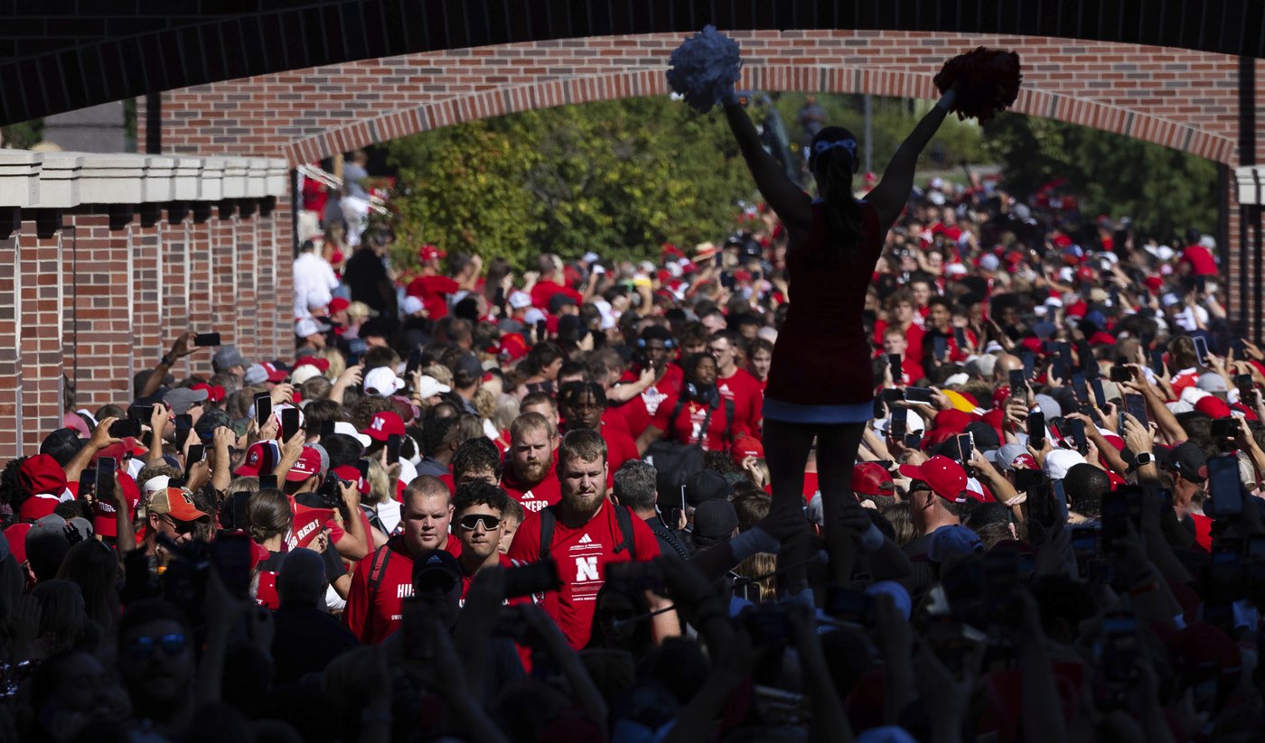 College football traditions: 'Nebraska Nice' fans pride themselves on being friendly to visitors | iNFOnews.ca