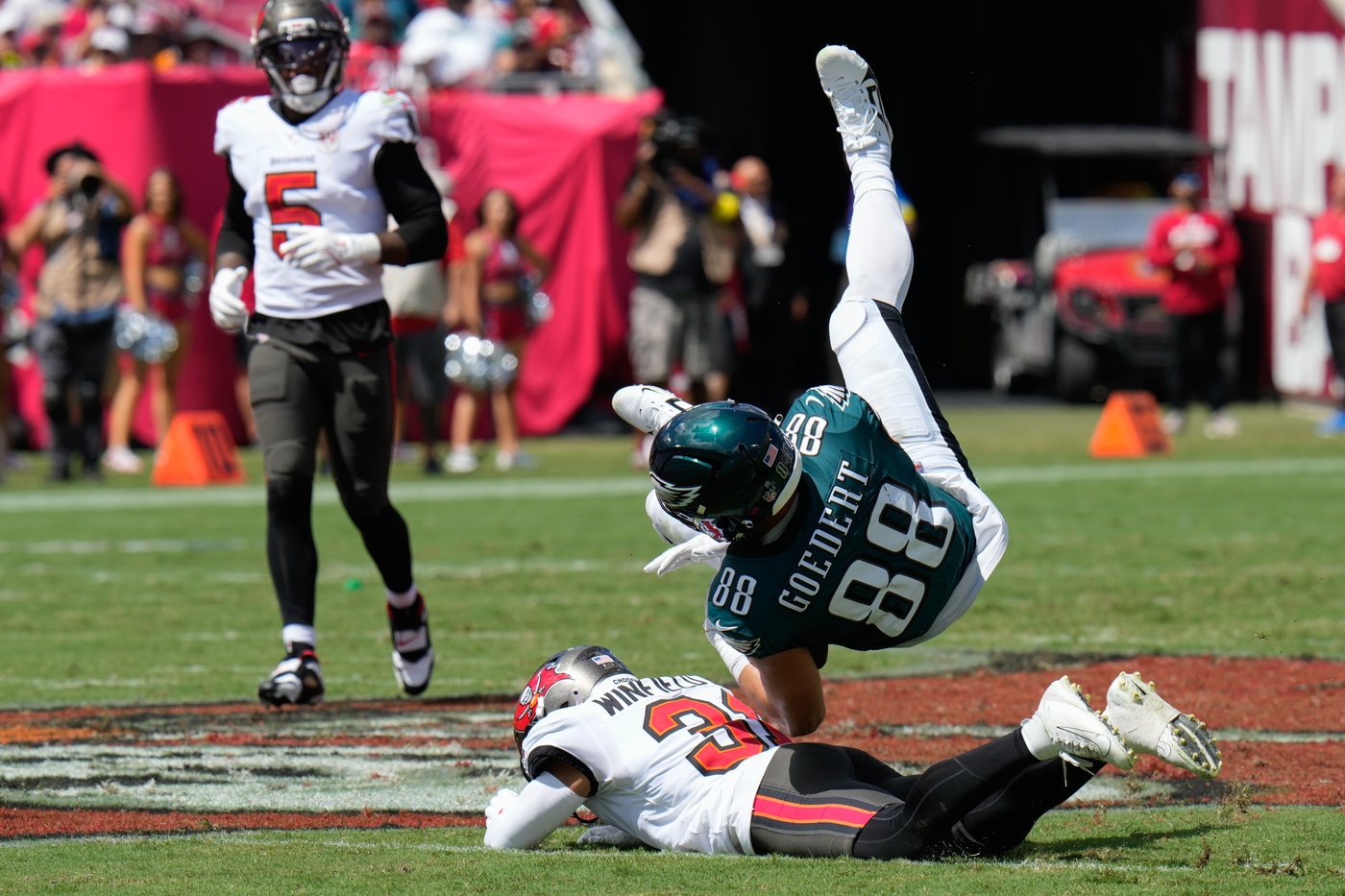 Fake tush push and special teams TD help Eagles beat Bucs 31-25 to stay undefeated | iNFOnews.ca
